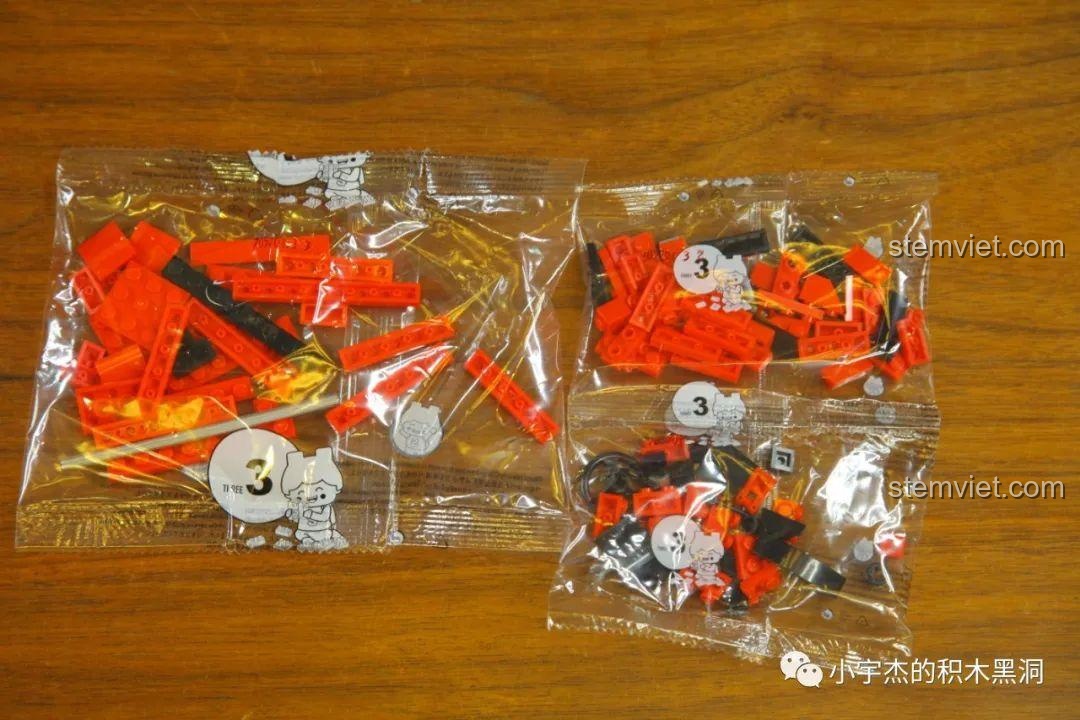 Các túi chi tiết được đánh số 3 của bộ xếp hình SEMBO 705701 Ferrari Dino 246 GTS.