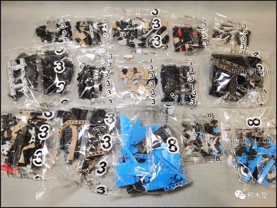 Các túi chi tiết được đánh số 3 và 8 cho việc lắp ráp nội thất của bộ lắp ráp Lamborghini Centenario 'Bò Thế Kỷ'.