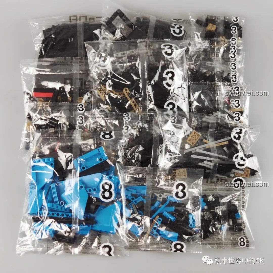 Các túi chi tiết được đánh số 3 và 8, bắt đầu xuất hiện các mảnh màu xanh của Xe đua Lamborghini Centenario C61041.