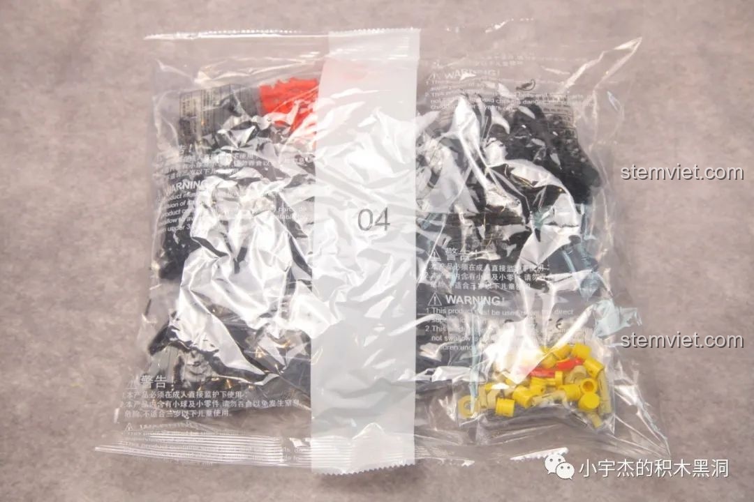 Túi chi tiết số 4 của bộ K-box 10222, chứa các mảnh ghép quan trọng để lắp ráp khối động cơ V12.