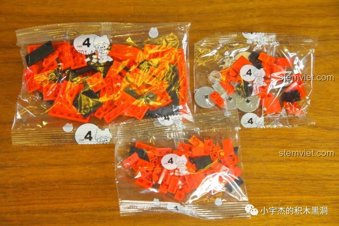 Các túi chi tiết được đánh số 4 của bộ xếp hình SEMBO 705701 Ferrari Dino 246 GTS.