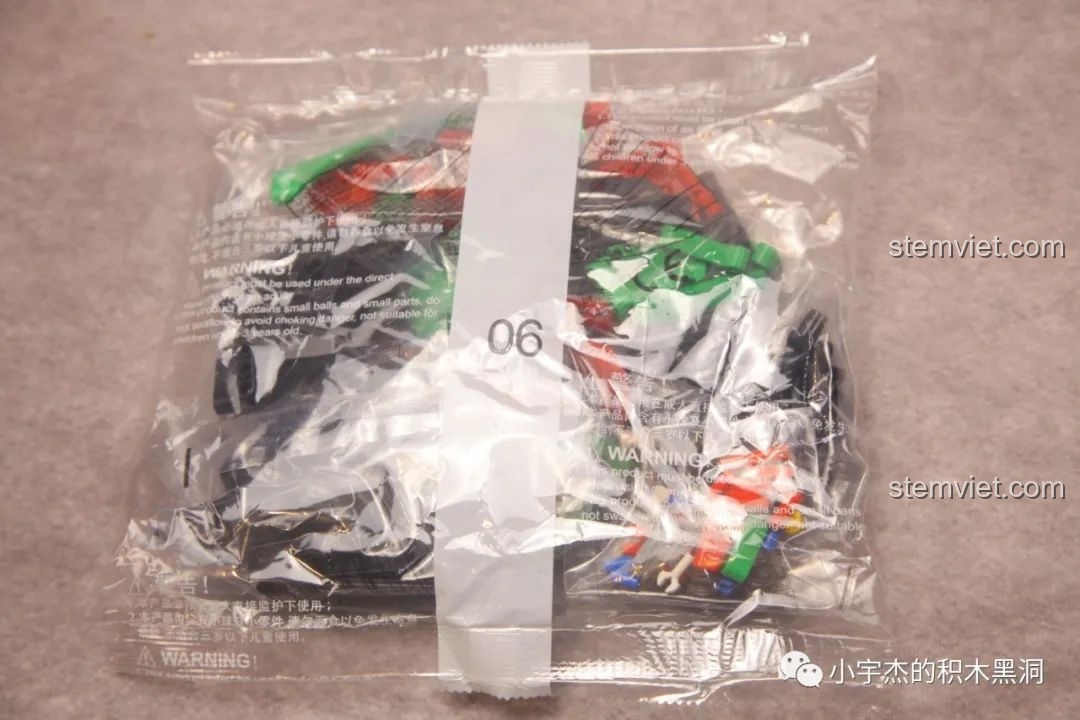 Túi chi tiết số 6 của bộ K-box 10222, chứa các mảnh ghép màu xanh và đỏ để tạo nên thân vỏ đặc trưng.