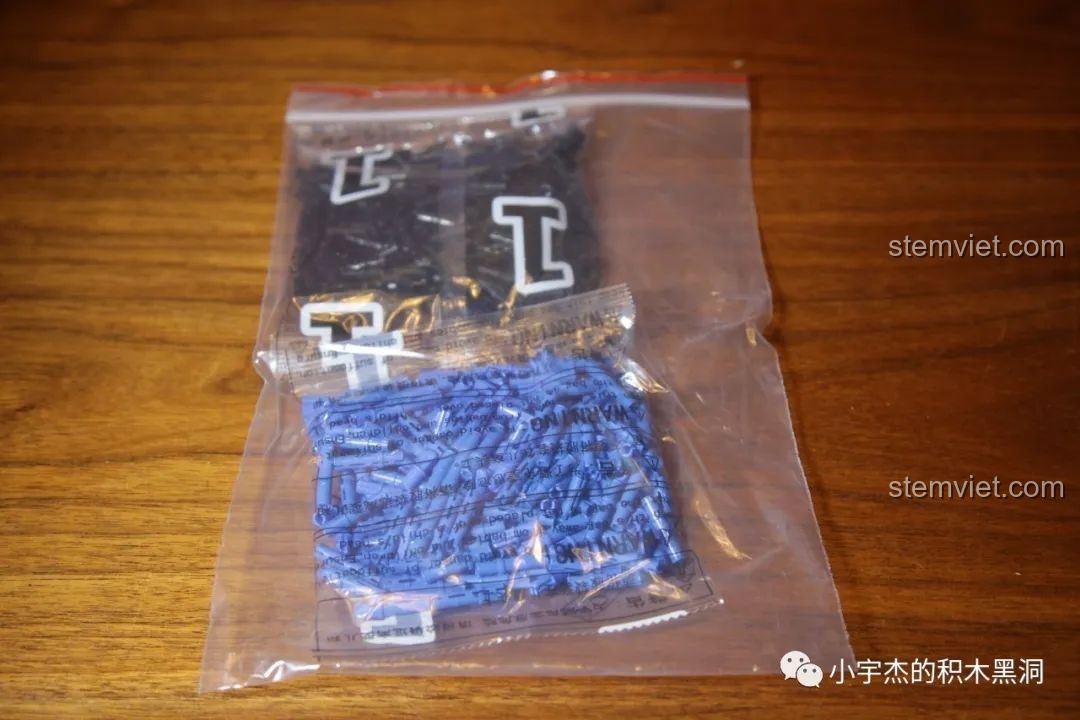 Túi chứa các chốt Technic màu xanh và đen của bộ lắp ráp Xe off-road Wrangler 13124.