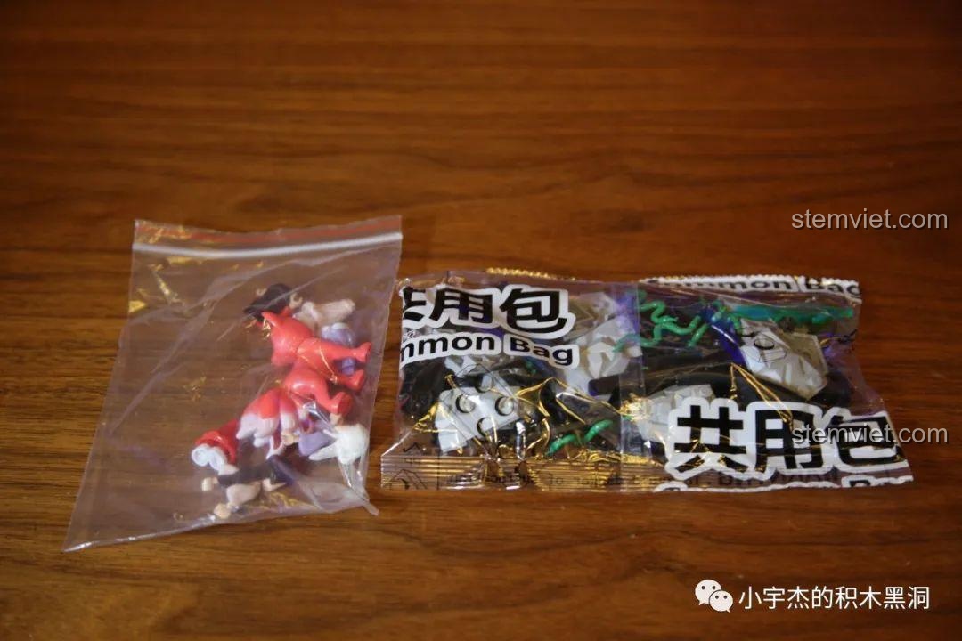 Túi đựng minifigures và các chi tiết chung của bộ lắp ghép Cảnh Xà Trận cho con gái trên 9 tuổi.