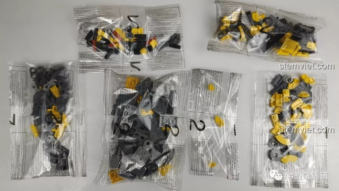 Các túi linh kiện được đánh số '2' cho bước lắp ráp thứ hai của bộ Panlos Brick 621019 Robot Đại Hoàng Phong, tập trung vào phần chân và bàn chân.