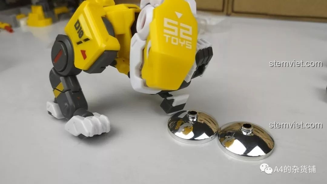 Các túi linh kiện được đánh số '4' cho bước lắp ráp thứ tư của bộ Panlos Brick 621019 Robot Biến Hình Đại Hoàng Phong, bao gồm phần nắp capo và bánh sau.