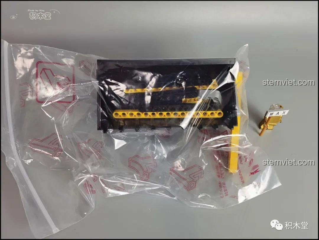 Một túi linh kiện chung của bộ Taigaole T4001, chứa các mảnh ghép nhỏ và phụ kiện.