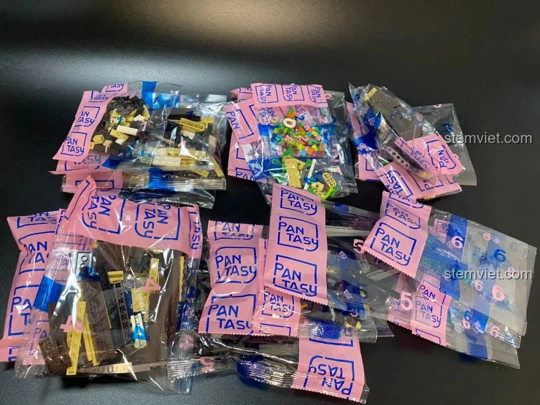 Các túi linh kiện được đánh số của bộ đồ chơi lắp ráp Pantasy 61008 Tivi Cổ Điển.