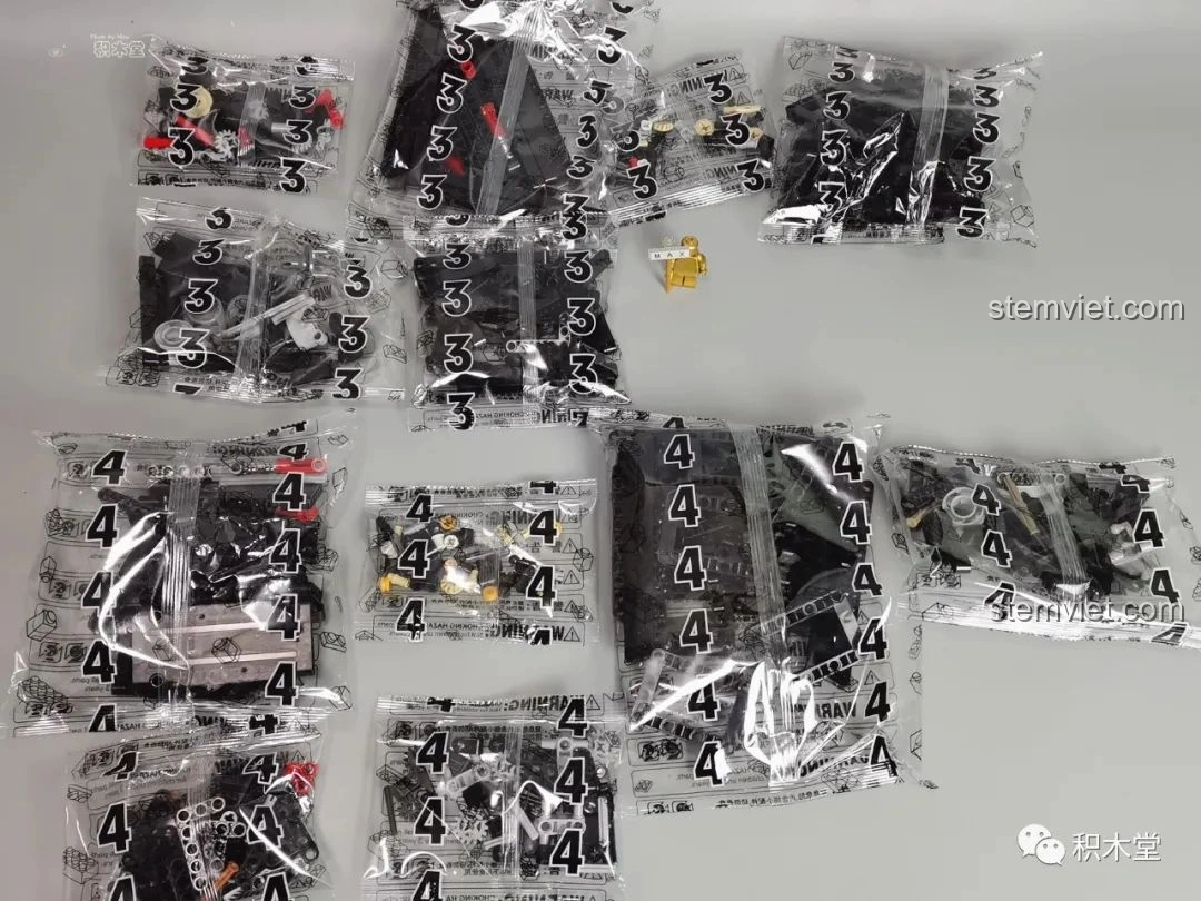 Các túi linh kiện được đánh số 2 trong bộ lắp ráp Feifan F10002 Lamborghini Aventador SVJ Roadster, chứa các chốt đa năng.