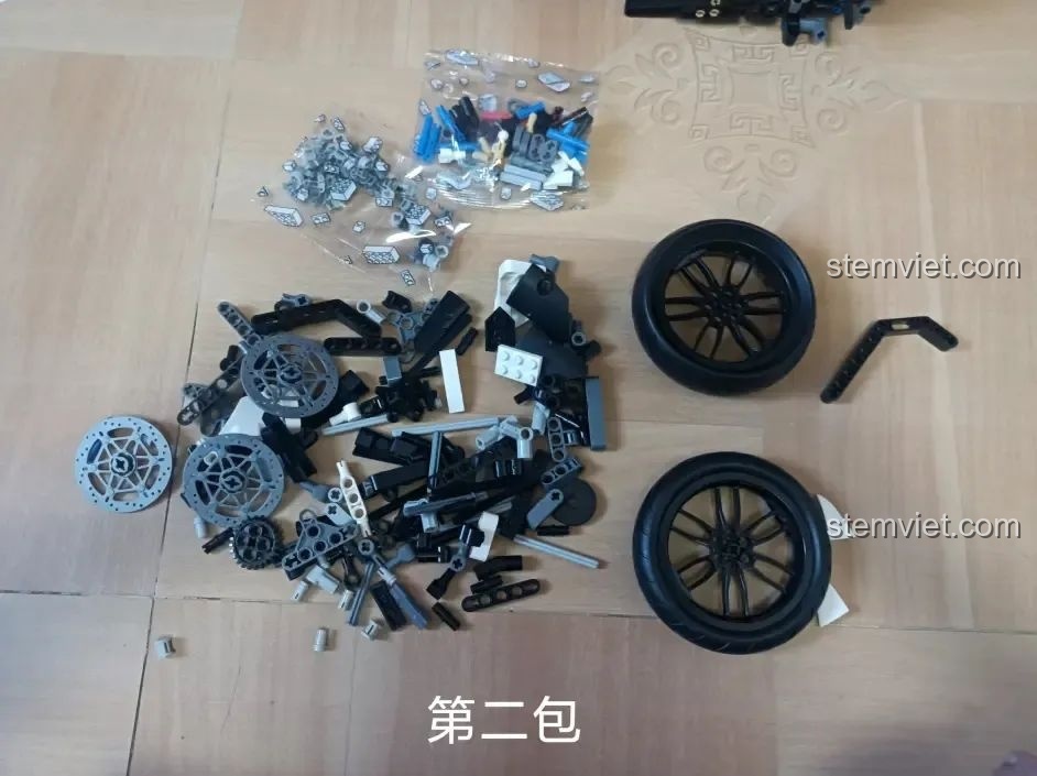 Túi linh kiện số 2 của bộ lắp ráp WOMA C0915 Xe mô tô cảnh sát Quốc Bân-650, chứa các bánh xe và chi tiết khung.