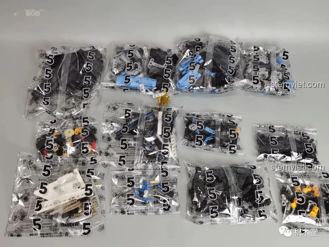 Các túi linh kiện được đánh số 3 trong bộ lắp ráp Feifan F10002 Lamborghini Aventador SVJ Roadster.