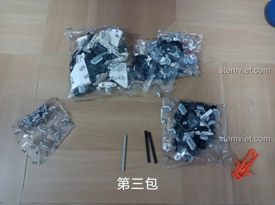 Túi linh kiện số 3 của bộ lắp ráp Mô tô Quốc Bân-650 0915, chứa các mảnh ghép lớn hơn cho thân xe.