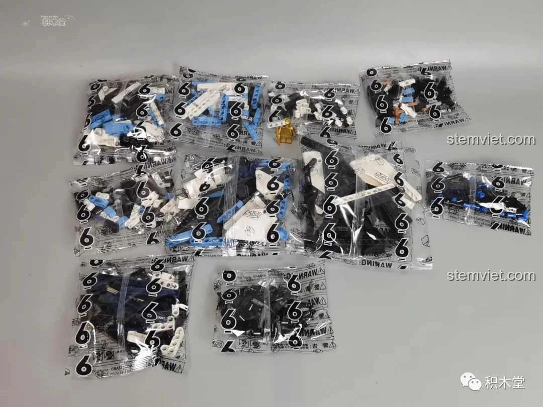 Các túi linh kiện được đánh số 4 trong bộ lắp ráp Feifan F10002 Lamborghini Aventador SVJ Roadster.