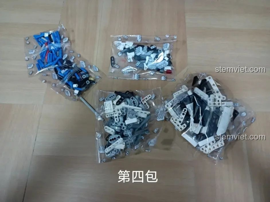 Túi linh kiện số 4 của bộ lắp ráp Xe mô tô cảnh sát Quốc Bân-650 C0915, chứa các chi tiết hoàn thiện.