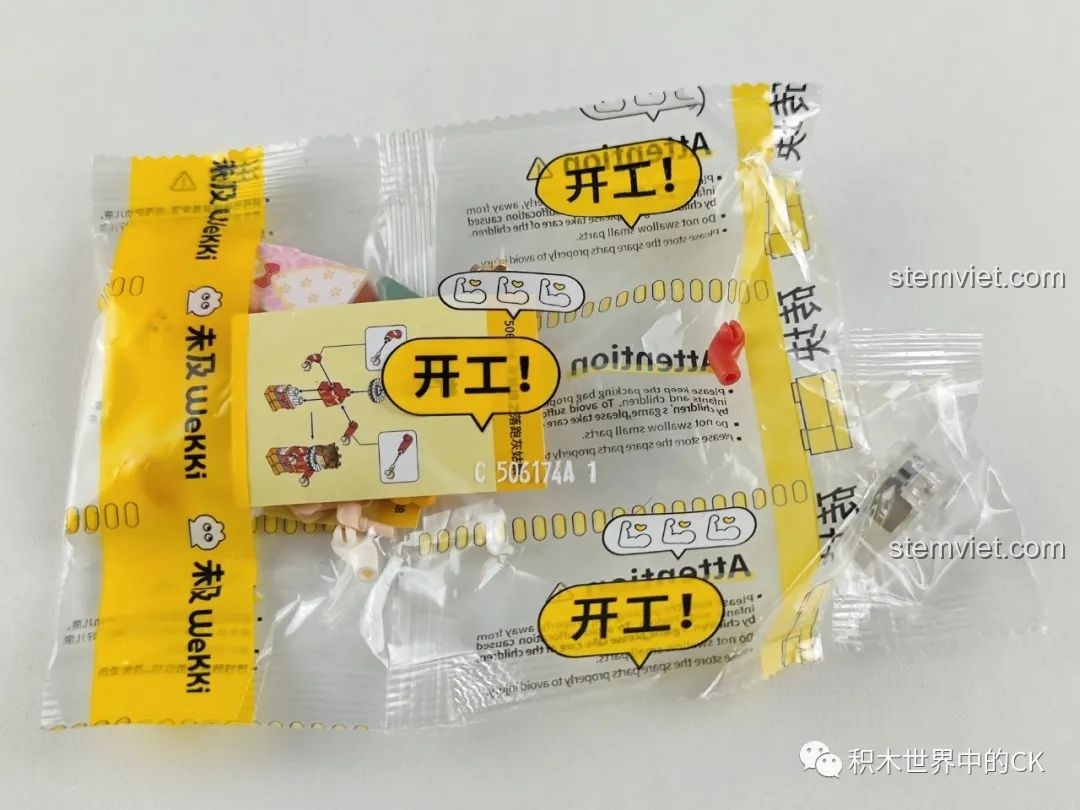 Túi mảnh ghép nhỏ của bộ lắp ghép Mô hình Sách Cổ Tích Lọ Lem 6174, chứa các chi tiết nhỏ hơn.