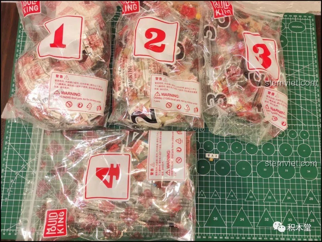 Các túi mảnh ghép được đánh số từ 1 đến 4 trong bộ Mould King 10015, giúp phân loại và lắp ráp dễ dàng.
