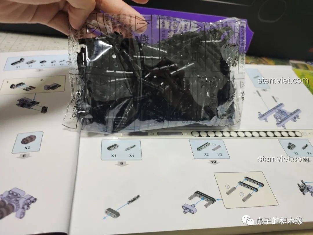 Một túi mảnh ghép màu đen của bộ lắp ghép Aston Martin Vantage GT3 KaCo Blocks C001, chứa các chi tiết nhỏ cần thiết cho quá trình lắp ráp.