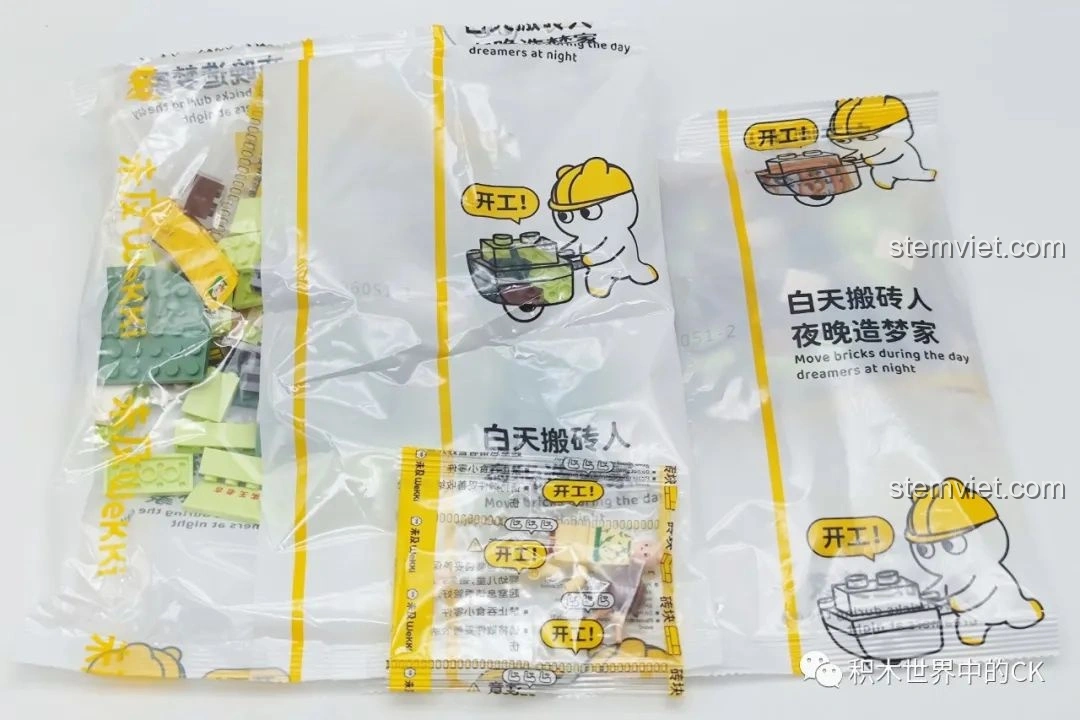 Các túi mảnh ghép của bộ đồ chơi lắp ráp Wekki 506051 Quán Trà Thảo Mộc Vương Lão Cát, sẵn sàng để lắp.