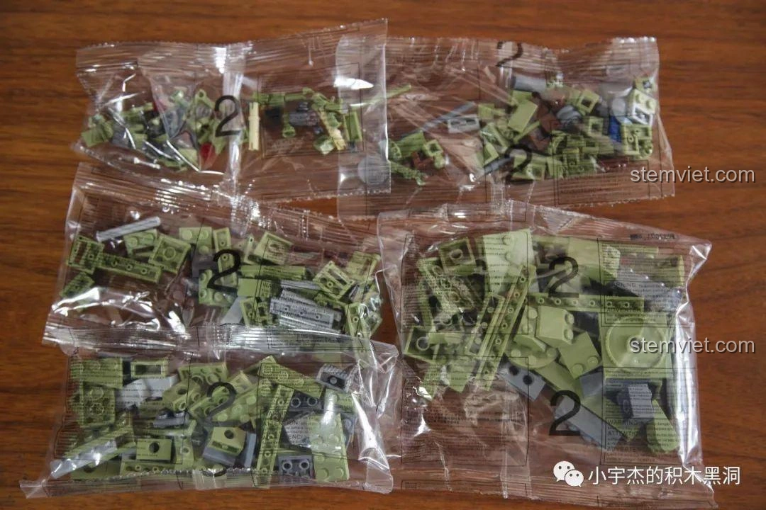 Các túi mảnh ghép được đánh số 2 của bộ Panlos Brick 631007, chứa các chi tiết màu xanh quân đội.