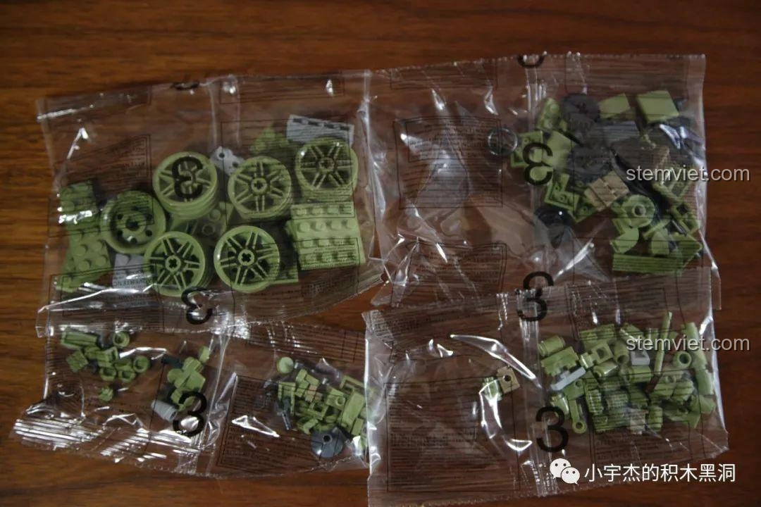 Các túi mảnh ghép được đánh số 3 của bộ Panlos Brick 631007, chứa bánh xe và chi tiết vũ khí.