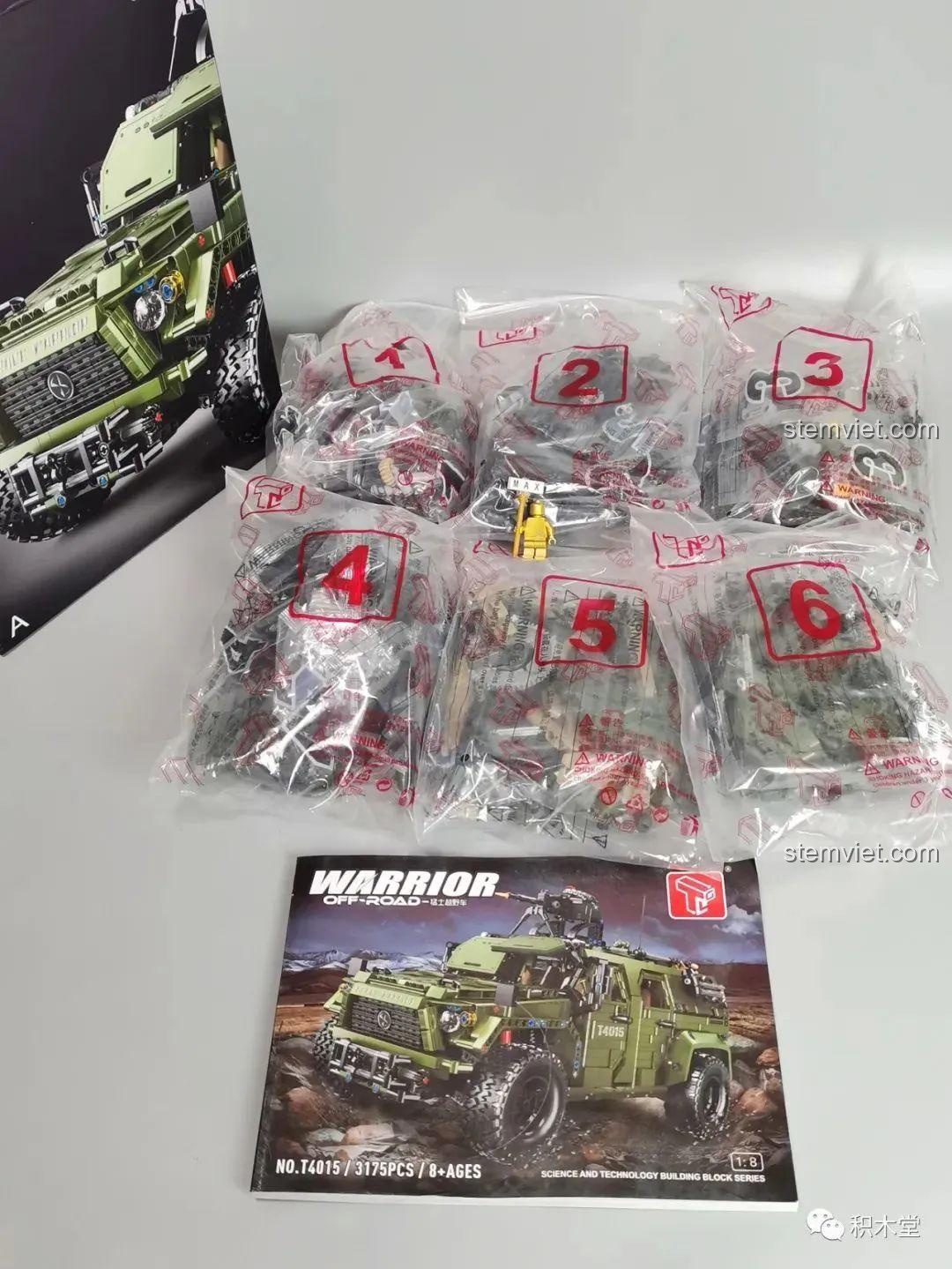 Các túi mảnh ghép được đóng gói riêng biệt trong hộp A của bộ lắp ráp Xe Jeep Quân Sự Mạnh Mẽ Taigaole T4015, cùng với sách hướng dẫn.