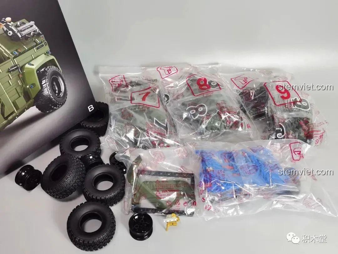 Các túi mảnh ghép được đóng gói riêng biệt trong hộp B của bộ lắp ráp Xe Jeep Quân Sự Mạnh Mẽ Taigaole T4015.