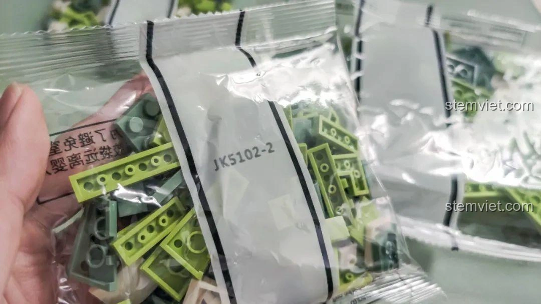 Cận cảnh túi mảnh ghép số 2 của bộ lắp ghép Khủng long Bạo Chúa Ăn Vặt JAKI JK5102, cho thấy các chi tiết bên trong.