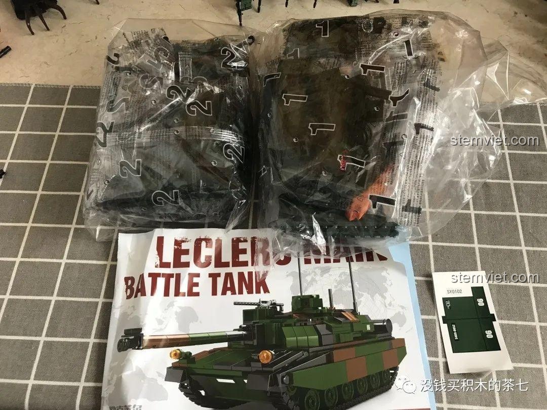 Các túi mảnh ghép được phân loại và sách hướng dẫn của bộ lắp ráp JiaZhi 0102 Xe Tăng Chủ Lực Leclerc.