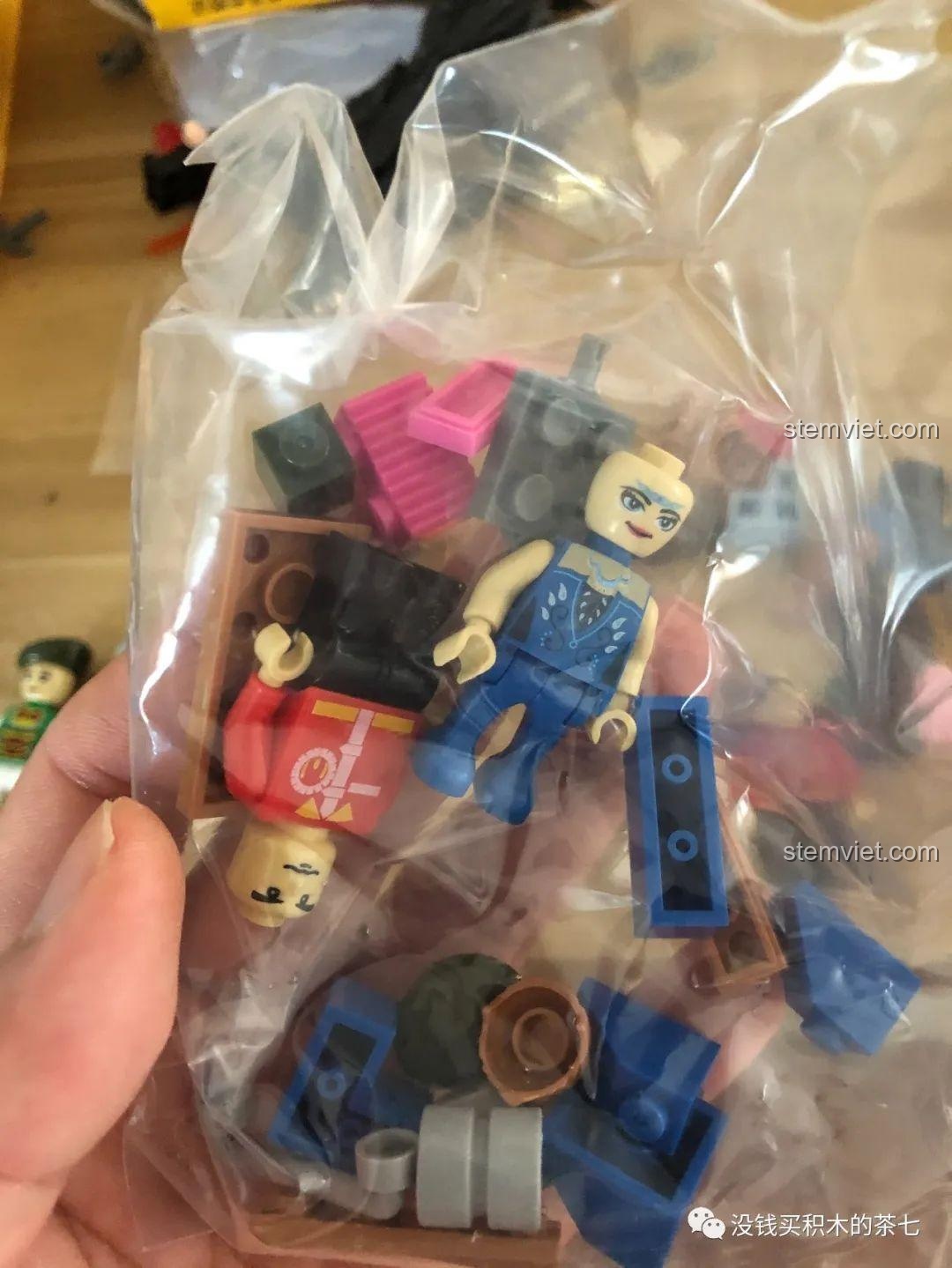 Túi chứa các mảnh ghép và minifigure JIGAO hỗn độn, không thể tạo thành mô hình hoàn chỉnh.