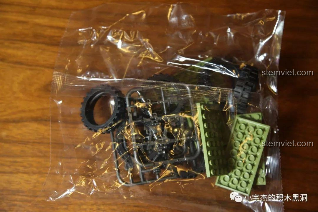 Túi mảnh ghép không số của bộ Panlos Brick 631007, chứa các chi tiết nhỏ và bánh xe.