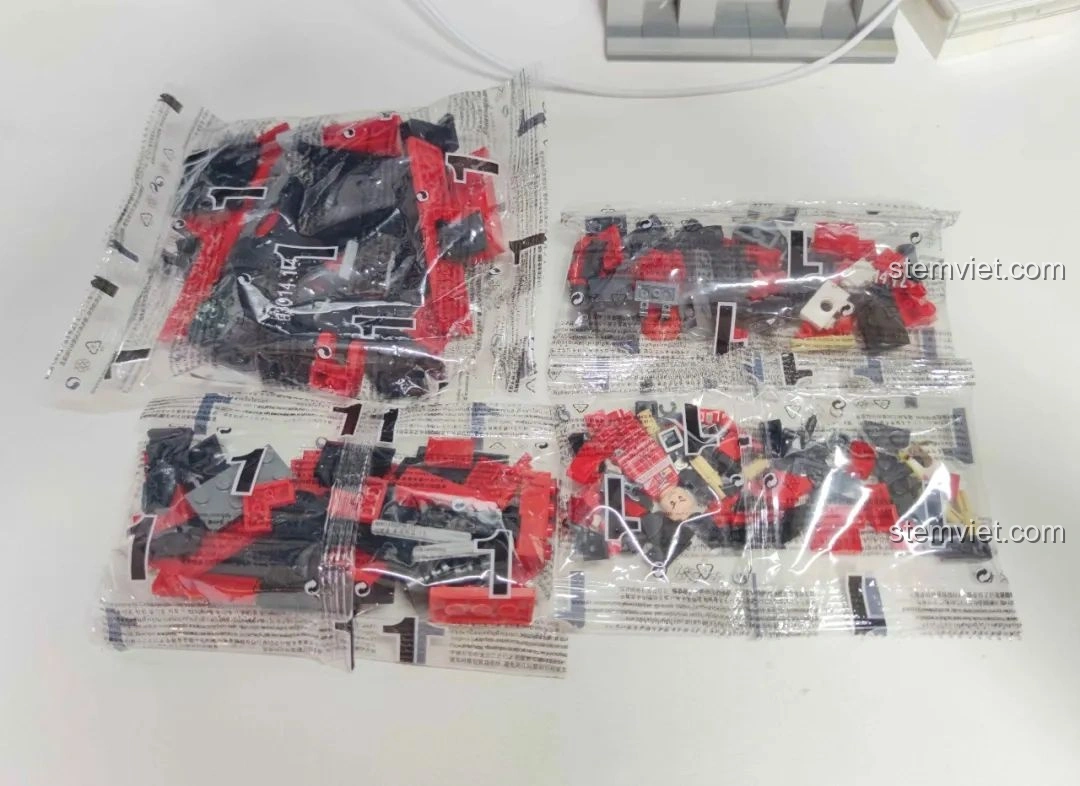 Các túi mảnh ghép được đánh số của bộ MJ Technology 13014, phân loại theo từng xe đua F1 màu xanh.