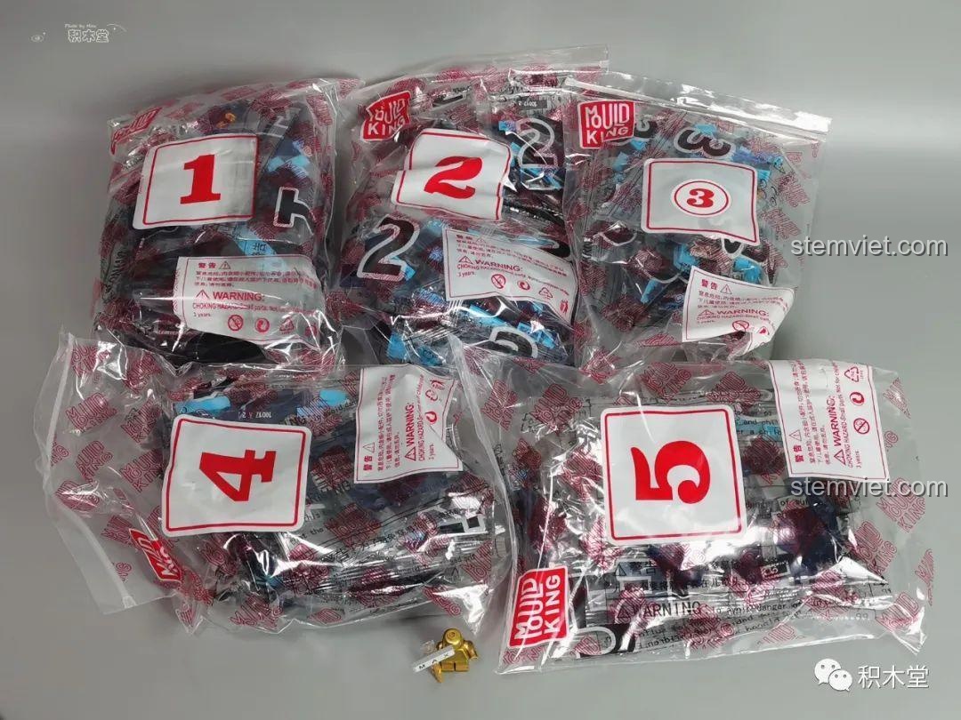 Năm túi mảnh ghép được đánh số của bộ lắp ráp Mould King 10017 Rolls-Royce Cullinan.