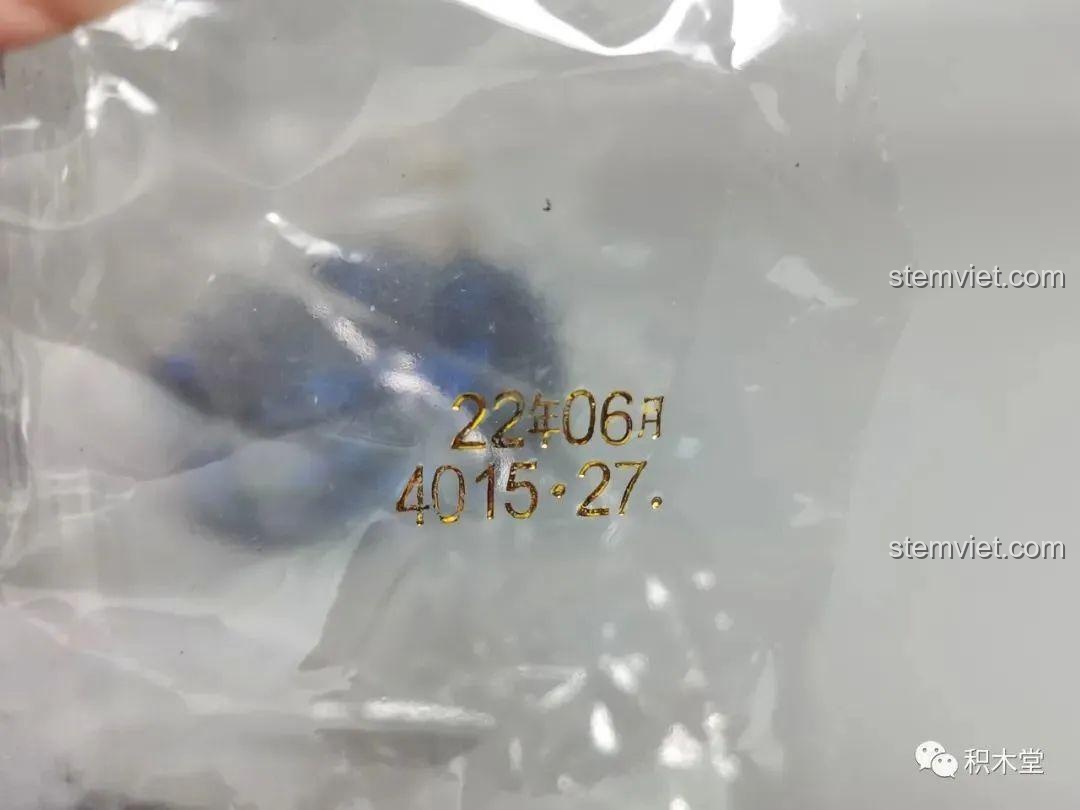 Cận cảnh túi mảnh ghép nhỏ của bộ Xe Jeep Quân Sự Mạnh Mẽ Taigaole T4015, có in ngày sản xuất, cho thấy sự tỉ mỉ của hãng.