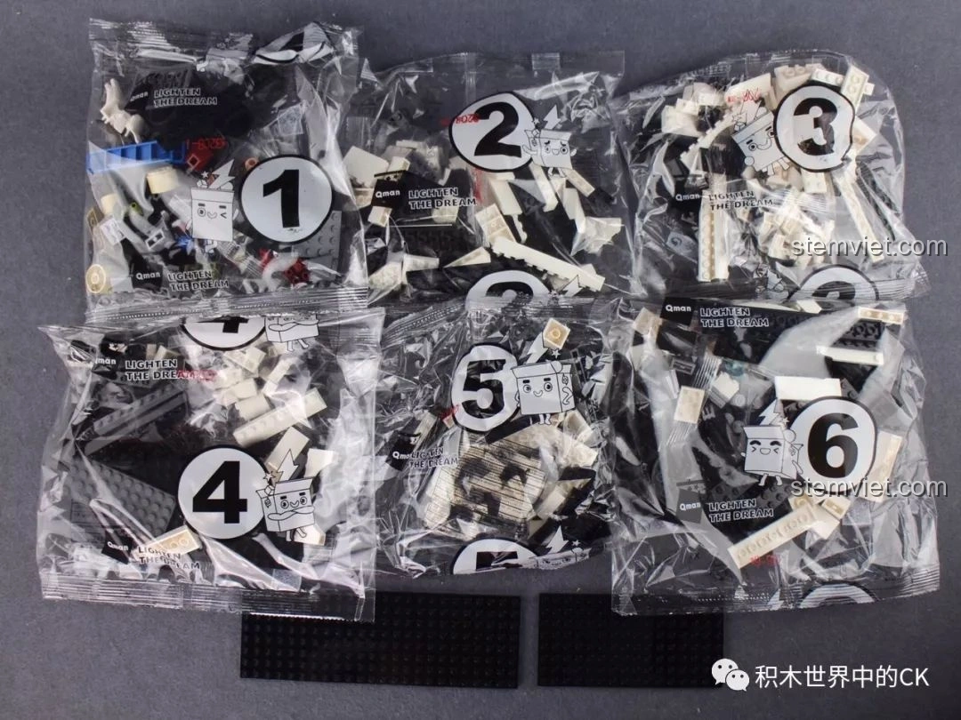 Các túi mảnh ghép được đánh số thứ tự trong bộ đồ chơi Qman 3208 Chiến Dịch Thiên Mạc, phân loại rõ ràng.