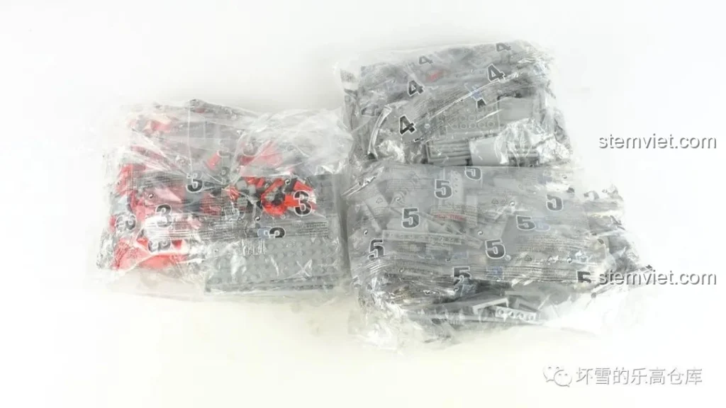 Các túi mảnh ghép của bộ lắp ráp Mô Hình Tàu Sân Bay Sơn Đông Hải Quân Trung Quốc SEMBO 202001