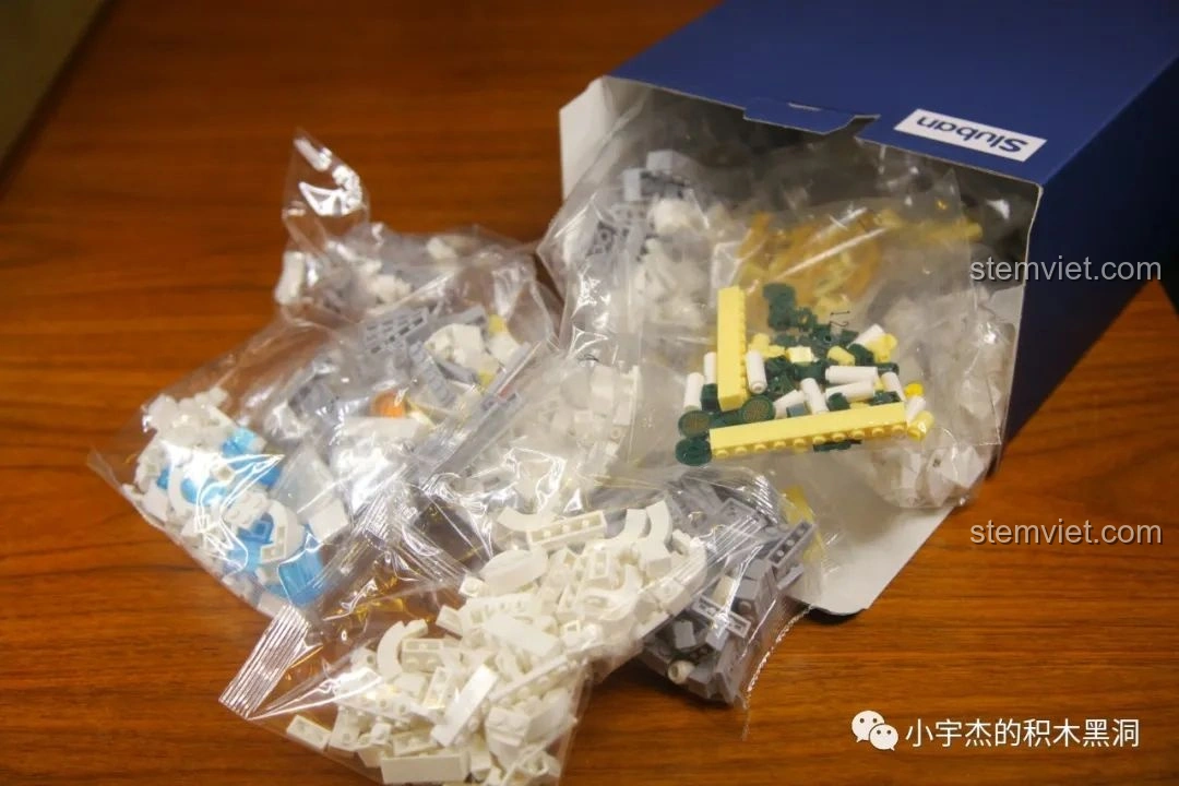 Các túi mảnh ghép nhựa ABS cao cấp của bộ lắp ráp Sluban M38-B0935 Vân Tiêu Bảo Điện được đổ ra từ hộp.
