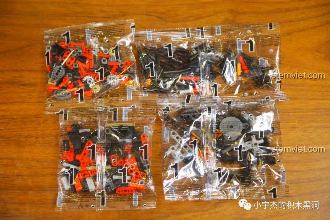 Các túi mảnh ghép số 1 của bộ Cada 8602 McLaren P1, sẵn sàng cho giai đoạn lắp ráp đầu tiên.