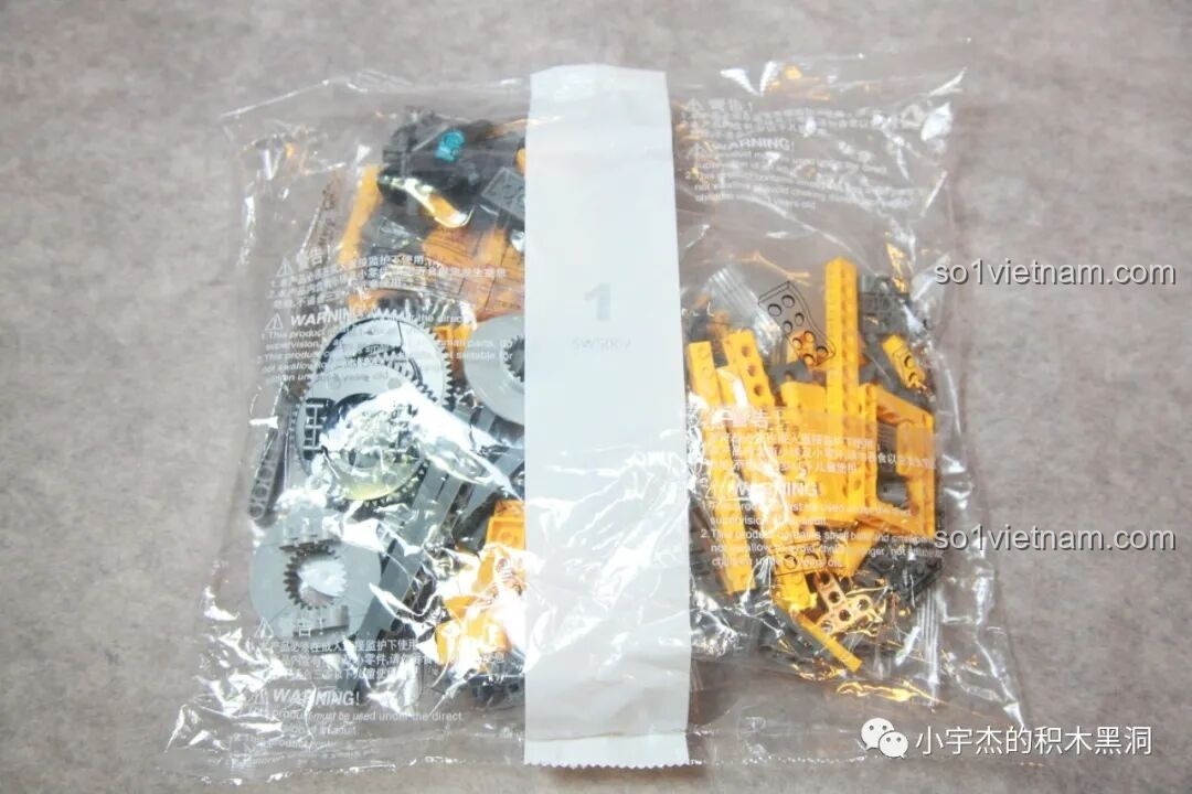 Túi mảnh ghép được đánh số 1, bắt đầu quá trình lắp ráp bộ đồ chơi mô hình Robot Bumblebee DJ-Rambo Man.