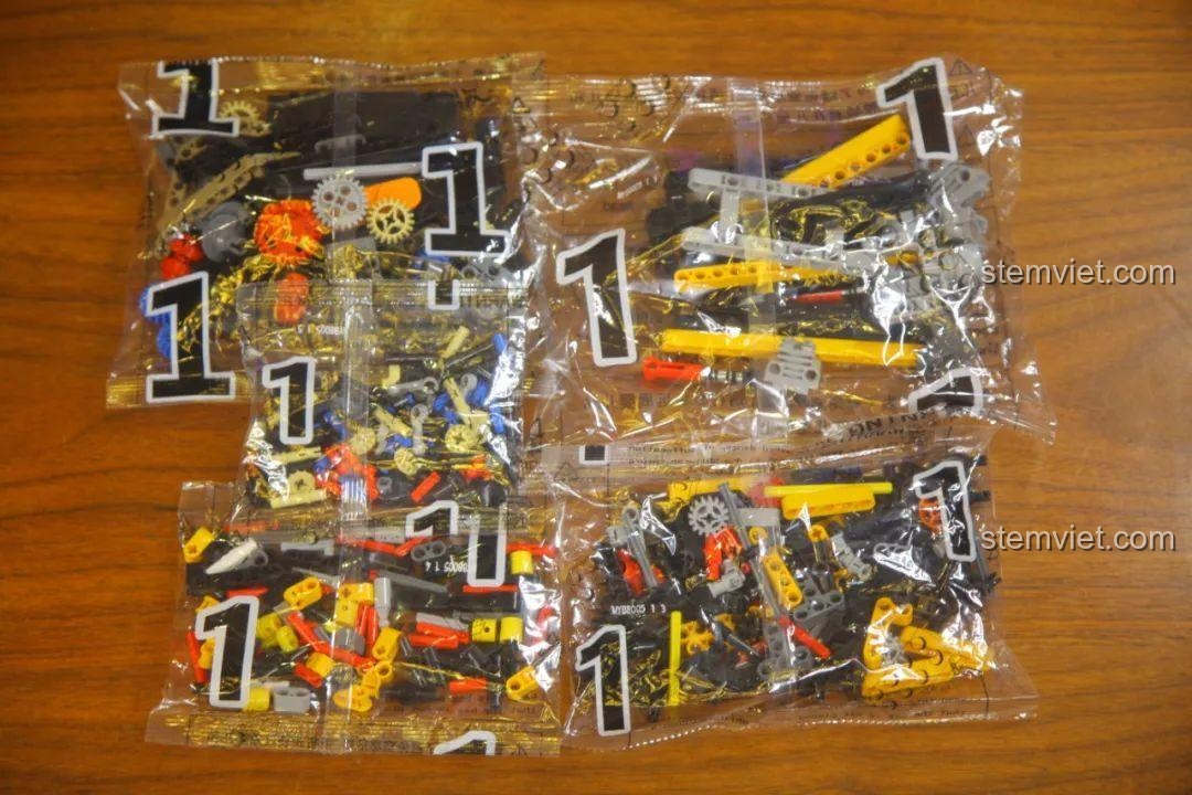 Các túi mảnh ghép được đánh số 1 cho giai đoạn đầu tiên của quá trình lắp ráp xe Ford Bronco MY88005.