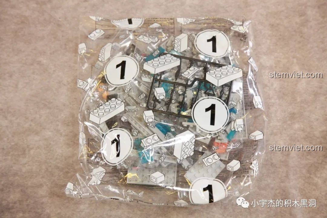 Túi mảnh ghép số 1 của bộ WOMA C0897, chuẩn bị cho giai đoạn đầu tiên của quá trình lắp ráp thân trực thăng.