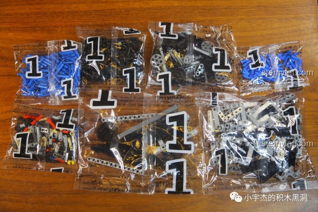 Các túi mảnh ghép số 1 của bộ đồ chơi lắp ráp Xe Tải Mercedes-Benz Actros YCQC007, chứa các chi tiết ban đầu cho khung gầm.