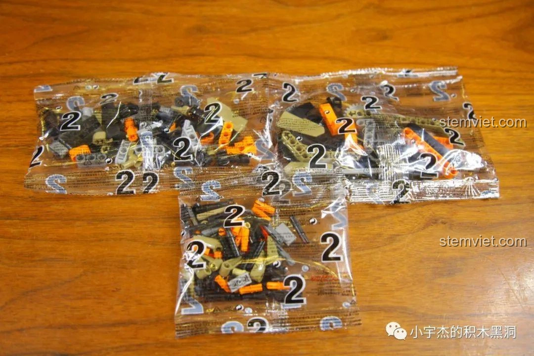 Các túi mảnh ghép số 2 của bộ Cada 8602 McLaren P1, tiếp tục quá trình lắp ráp thân xe.