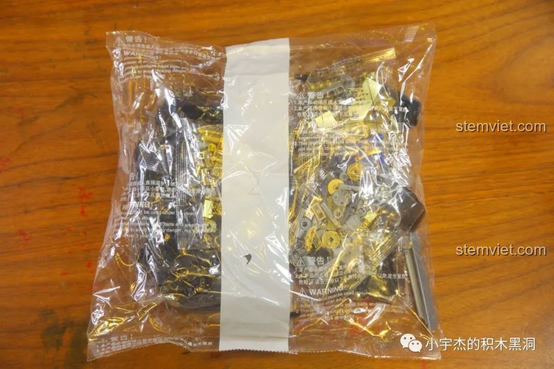 Túi đựng các mảnh ghép số 2 của bộ Mô tô Fenrir Sói Lửa Final Fantasy VII KBox 10248, chứa nhiều chi tiết vàng và đen.