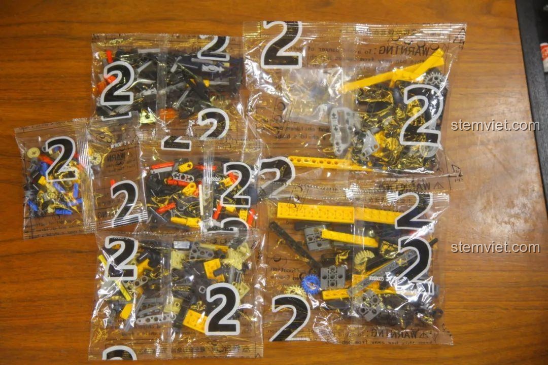 Các túi mảnh ghép được đánh số 2 cho giai đoạn tiếp theo của quá trình lắp ráp xe Ford Bronco MY88005.