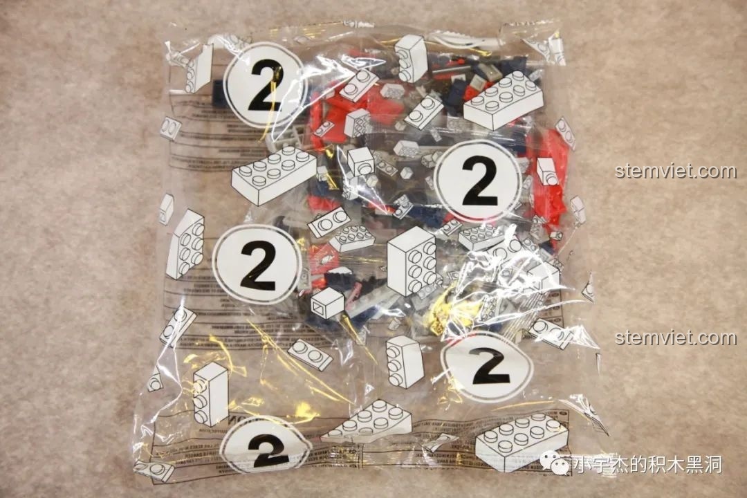 Túi mảnh ghép số 2 của bộ WOMA C0897, chứa các chi tiết để lắp ráp phần đuôi của chiếc trực thăng.