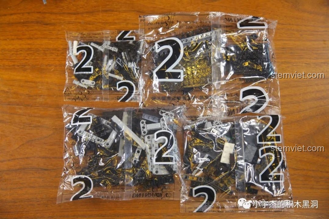 Các túi mảnh ghép số 2 của bộ đồ chơi xếp hình Xe Tải Mercedes-Benz Actros YCQC007, chứa các chi tiết cho phần thân xe.