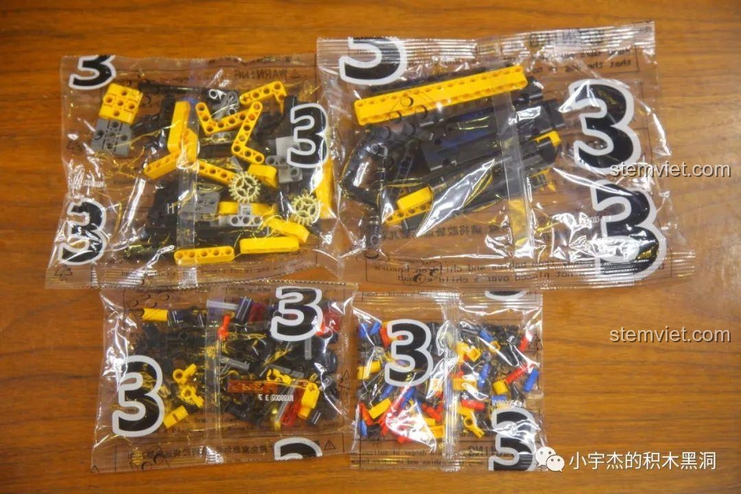 Các túi mảnh ghép được đánh số 3 cho giai đoạn lắp ráp phần thân sau của xe Ford Bronco MY88005.