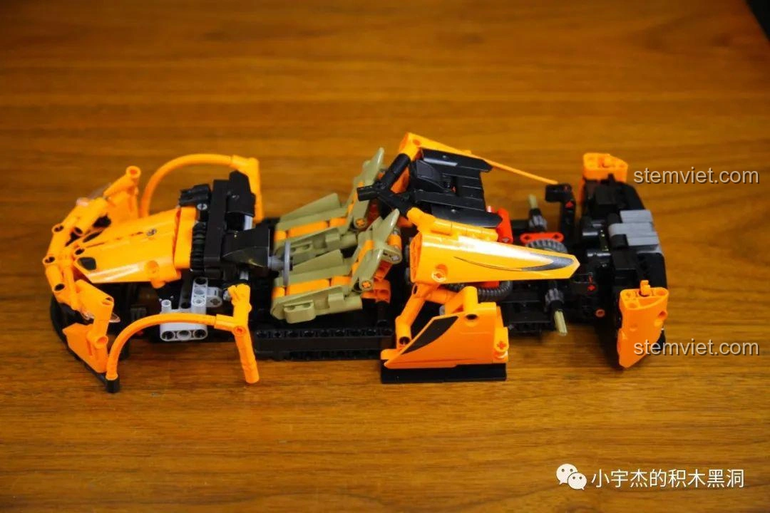 Các túi mảnh ghép số 4 của bộ Cada 8602 McLaren P1, hoàn thiện các chi tiết cuối cùng của mô hình.