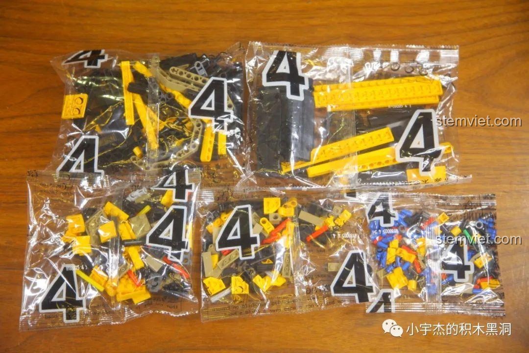 Các túi mảnh ghép được đánh số 4 để lắp ráp phần cabin và mui xe của mô hình Ford Bronco MY88005.