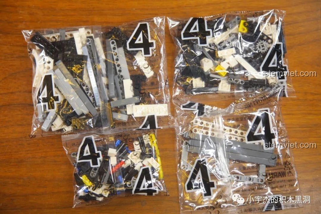 Các túi mảnh ghép số 4 của bộ khối lắp ghép Xe Tải Hạng Nặng Mercedes-Benz YC QC007, chứa các chi tiết cho cabin và ngoại thất.